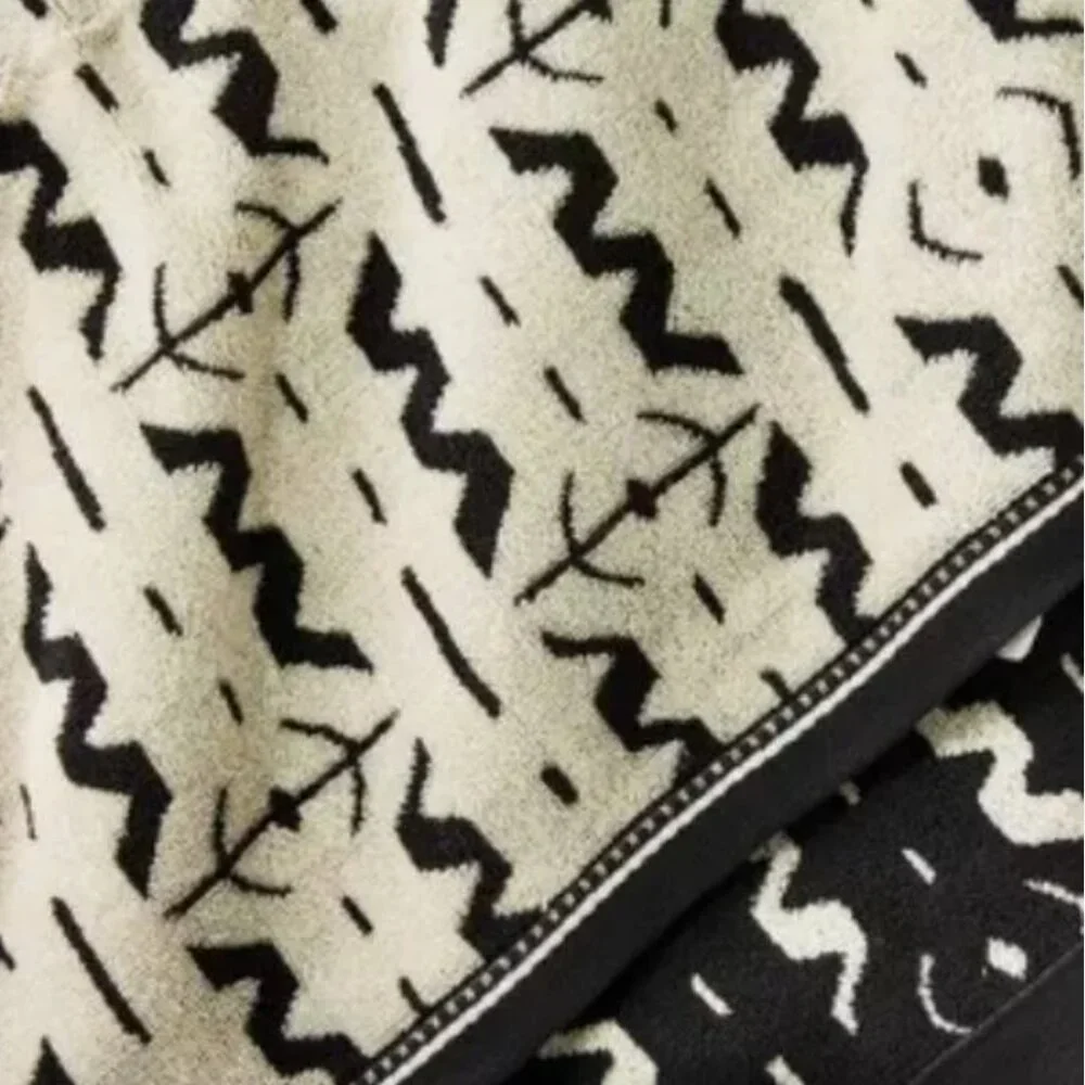 Opalhouse Vertical Thorns 2 Bath & Hand Towel Sets Black/White NWT